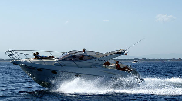Typisches Motorboot das mit einem Bootsführerschein geführt werden kann.
